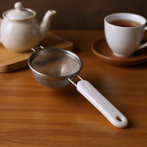 Passoire à thé Metaltex en acier inoxydable à mailles fines avec poignée blanche pour infuser et filtrer - Product Image 3
