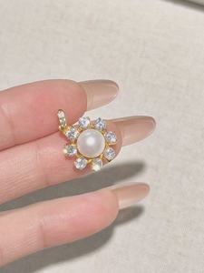 ชุดเครื่องประดับ UM Jewelry เงินแท้ 925 ชุบทอง 18K ลายดอกทานตะวัน (ต่างหู/จี้) มุกน้ำจืด สำหรับทุกเพศ เหมาะสำหรับงานแต่งงานและวันครบรอบ - Product Image 3