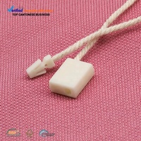 Fabricant d'accessoires vestimentaires durables, étiquettes en plastique carrées avec logo embossé personnalisé, cordons en coton biologique ciré
