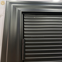 Porte en bois rayée noire et dorée moderne, porte de sécurité intérieure et extérieure de luxe avec un design texturé élégant pour la maison et le bureau