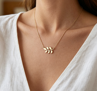 Collier pendentif branche de feuille délicate en acier inoxydable 316L plaqué or 18 carats, bijou minimaliste pour femme, idéal pour le quotidien et comme cadeau
