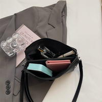 Petit sac bandoulière en cuir PU pour femme avec rivets métalliques, pochette à dragonne amovible