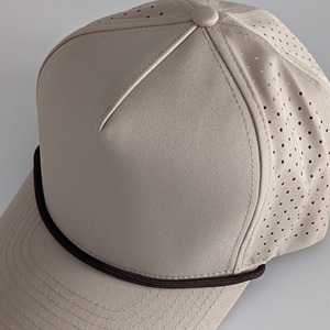 Casquette de baseball perforée avec découpe laser personnalisée, style maille à 5 panneaux, casquette de camionneur avec cordon, fermeture réglable, casquette de basket-ball - Product Image 3