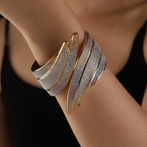 Pulsera Electrochapada con Incrustaciones de Diamantes, Estilo Punk Metálico, con Alas de Ángel Exageradas, Diseño Europeo Americano, Acabado Mate y Brillante - Product Image 1