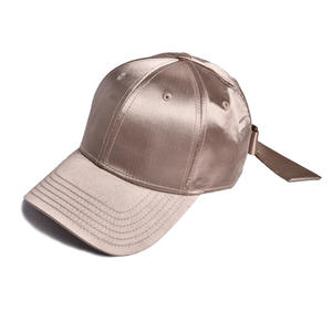 Casquette de baseball en satin pour femmes avec nœud papillon au <span class=keywords><strong>dos</strong></span> Surface brillante Casquette de baseball en satin avec nœud en ruban pour femmes - Product Image 1