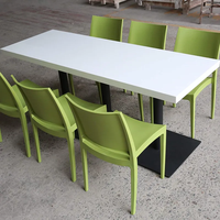 Ensemble de table à manger semi-brillante blanche pour restaurant commercial, utilisée, avec 4 chaises et base noire