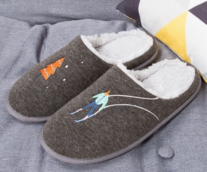 260731 Échantillons Gratuits de Chaussons Personnalisés, Chaussons en Peluche, Chaussons Brodés pour Hommes, Coffrets Cadeaux - Product Image 3