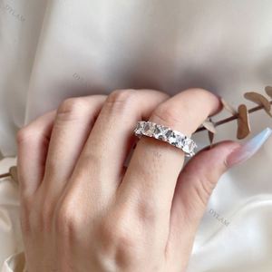 Anillo de Compromiso y Aniversario Dylam Trendy Personalizable de Alta Calidad, con Circonitas Cúbicas Radiantes 5A, en Plata de Ley S925 - Product Image 2