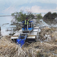 Bateau amphibie multifonctionnel pour la coupe et le ramassage des plantes aquatiques avec propulsion hydraulique.