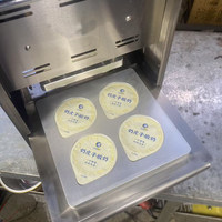 Machine de scellage de gobelets commerciale en gros, avec moule personnalisé, corps en acier inoxydable, scelleuse automatique de gobelets pour les magasins de boissons