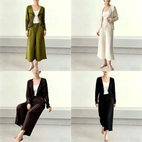 Ensemble 2 pièces plissé minimaliste et modeste : Cardigan ouvert à revers et pantalon taille haute à jambes larges vert olive – Tenue décontractée pour femme – Vente en gros OEM