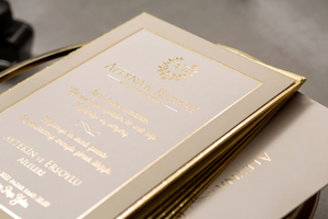 Tarjeta de Invitación de Boda de Lujo con Marco de Terciopelo Crema Personalizado, Papel Dorado y Sobre Grueso con Hoja de Oro - Product Image 2