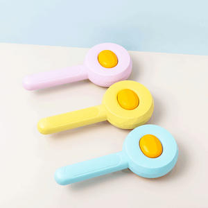 Pettine in Plastica Specifico per Animali Domestici, Strumento Districante e Antipelatura con Pulizia Automatica per Cani e Gatti, Adatto a Tutte le Stagioni - Product Image 4