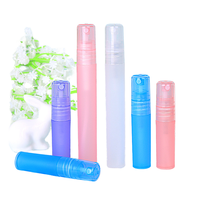 Vente en gros de flacons de parfum vides en plastique de luxe de 5 ml, boîtes, mini atomiseurs de voyage, brume fine, bouchon blanc, impression sérigraphique