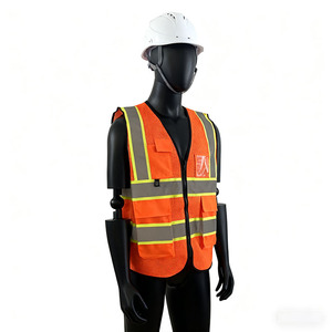 Светоотражающий жилет повышенной видимости, разработанный для максимальной функциональности, с множеством карманов для удобства и безопасности. - Product Image 4
