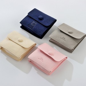 Pochette de rangement pour bijoux en microfibre personnalisée avec logo en relief, boucle imprimée et couche inférieure latérale pour boucles d'oreilles et colliers - Product Image 3