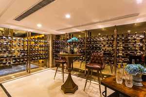 Vinoteca de Lujo Personalizada con Área de Degustación, Mueble Exhibidor de Vino de Acero Inoxidable con Control de Temperatura para Salón Premium - Product Image 4