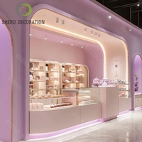 Conception d'intérieur et fourniture de mobilier pour bar à snacks sur mesure
