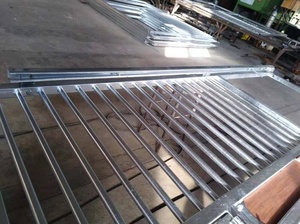 painel frontal resistente com porta deslizante para estábulo de cavalos - Product Image 5