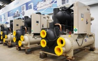 İkinci El Ticari HVAC Tek Vidalı Soğutucu 1224KW Su Soğutmalı Büyük Kapasiteli Endüstriyel R134a Sistem Ünitesi