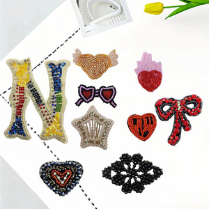 رقع قماشية مطرزة يدويًا بالخرز والترتر على شكل قلب ونجمة للحقائب وأزياء المسرح وإكسسوارات الملابس - Product Image 1