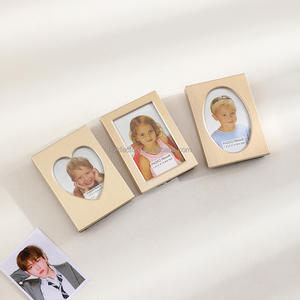 Kpop deux pouces recueillir <span class=keywords><strong>livre</strong></span> évider <span class=keywords><strong>cadre</strong></span> de protection en forme de <span class=keywords><strong>coeur</strong></span> <span class=keywords><strong>d</strong></span>écoratif ID photo ornements de bureau - Product Image 5