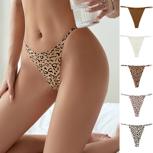 Perizoma sexy a vita bassa da donna, slip a stringa singola in seta ghiaccio senza cuciture taglie forti Pure Desire, T-back sportivo ad asciugatura rapida con stampa animalier - Product Image 1