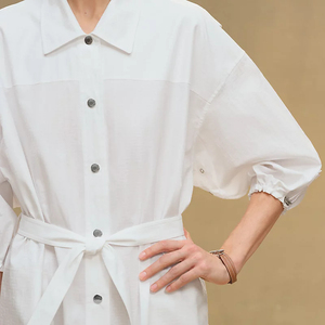 เดรสเชิ้ตผู้หญิง - ดีไซน์คอปกติดกระดุมด้านหน้า ผ้าผสมคอตตอนระบายอากาศได้ดี ความยาวปานกลาง มีเข็มขัดรัดเอว - Product Image 5