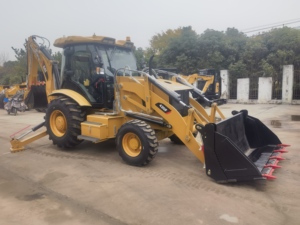 Tractopelle d'occasion japonaise, fabriquée au Japon, de marque Caterpillar, modèle CAT420F, avec une excellente qualité. - Product Image 5