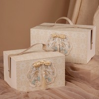 Boîte cadeau carrée à fermeture magnétique autobloquante en matériaux recyclés épaissis, avec gaufrage, couvercles à rabat multicolores et broderie