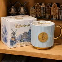 Mug à café en céramique souvenir des Pays-Bas, motif moulin à vent 3D avec insigne métallique doré, en porcelaine fine, personnalisable OEM ODM, vente en gros