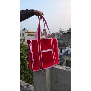 Sac de voyage matelassé en coton, fabriqué à la main avec un élégant motif imprimé en bloc, élégant, durable et spacieux - Product Image 3