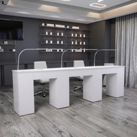 Grand bureau de manucure en bois blanc avec lampes intégrées pour salon de beauté