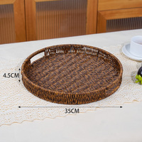 Set van rieten dienbladen met handgrepen, handgeweven rotan ronde opbergbladen voor salontafel, eten en fruitpresentatie