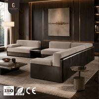 Canapé d'angle rembourré avec structure en acier inoxydable et table intégrée pour villas de luxe et projets d'aménagement intérieur hôtelier