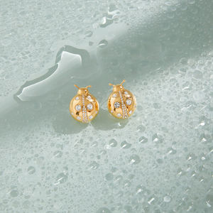 Orecchini a Perno J&D in Acciaio Inossidabile Placcato Oro 18K PVD Impermeabili Alla Moda Classici con Zirconi Bianchi a Forma di Coccinella - Product Image 4