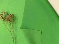 Tissu satiné italien vert 100 % polyester tissé, certifié Oeko-Tex, léger, respirant et résistant aux déchirures, pour la confection de vêtements pour filles