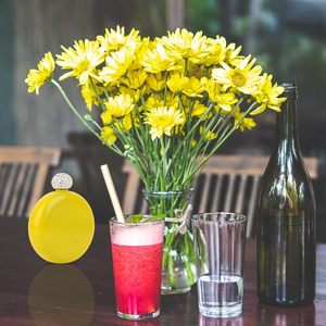 2025 5OZ Frasco de whisky de acero inoxidable amarillo para mujeres Patrón de copa de vientre redondo lindo Botella de frasco de vacío de 1500ml para novia - Product Image 5