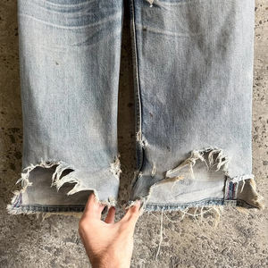 جينز رجالي مخصص بتصميم ممزق وغسيل قديم - Product Image 2