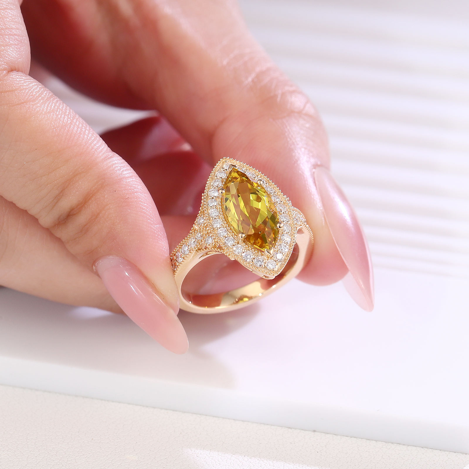 Anillo de oro macizo de 14 quilates con piedra labio cultivada