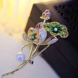 Broche de luxe haut de gamme pour femme avec motif de fleur de pommier vert, accessoire de mariage de niche, cadeau pour les amis et les aînés - Product Image 2