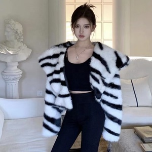 <span class=keywords><strong>Cappotto</strong></span> in Ecopelliccia con Collo Blu Navy, Motivo Zebrato <span class=keywords><strong>Bianco</strong></span> e Nero, per Donna, Autunno Inverno - Product Image 4