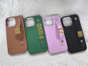 Funda de teléfono personalizada de lujo letra inicial dorada <span class=keywords><strong>nombre</strong></span> correa de muñeca cuero PU para <span class=keywords><strong>iPhone</strong></span> 16pro Max 15 14 pro 13 - Product Image 2