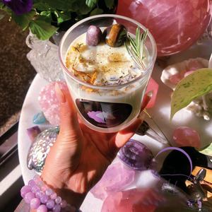 Bougie de Sorcière Chakra <span class=keywords><strong>Magique</strong></span> Parfumée Fait Main Infusée de Cristaux avec Logo Personnalisé et Décorations de Fleurs Séchées Naturelles de Luxe - Product Image 4