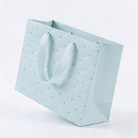 Sac cadeau gaufré en gros avec poignée en tissu, sac fourre-tout en papier coloré pour emballage de cadeaux de mariage et d'anniversaire