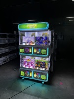 Distributeur automatique de jouets commercial à 4 compartiments, compatible avec les boîtes cadeaux et les panneaux d'autocollants personnalisés, pour sites d'amusement intérieurs, vente en gros