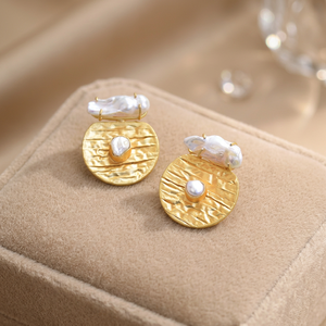 Boucles d'oreilles clous en perles d'eau douce, tendance, serties de pierres géométriques, plaqué or 24 carats, laiton sans nickel, bijoux d'anniversaire - Product Image 1