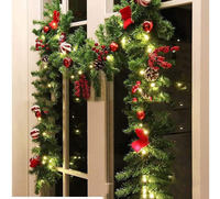 AYOYO Aiguilles de pin en PVC pour le jour de Noël européen trempées dans des fruits blancs et rouges Décoration de cheminée en rotin décoratif de 2.7 mètres