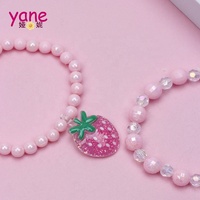 Ensemble de bracelet en perles acryliques rose avec cadeau pour enfants fraise