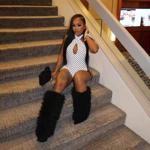 Mono corto de chifón con lunares y cuello halter sin espalda para mujer, modelo 2026, sin mangas, ideal para fiestas y discotecas. - Product Image 3